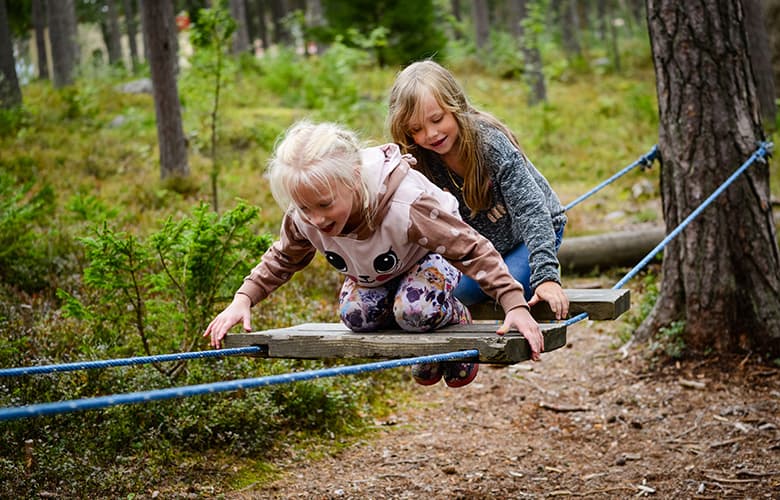Två flickor leker på sommarläger