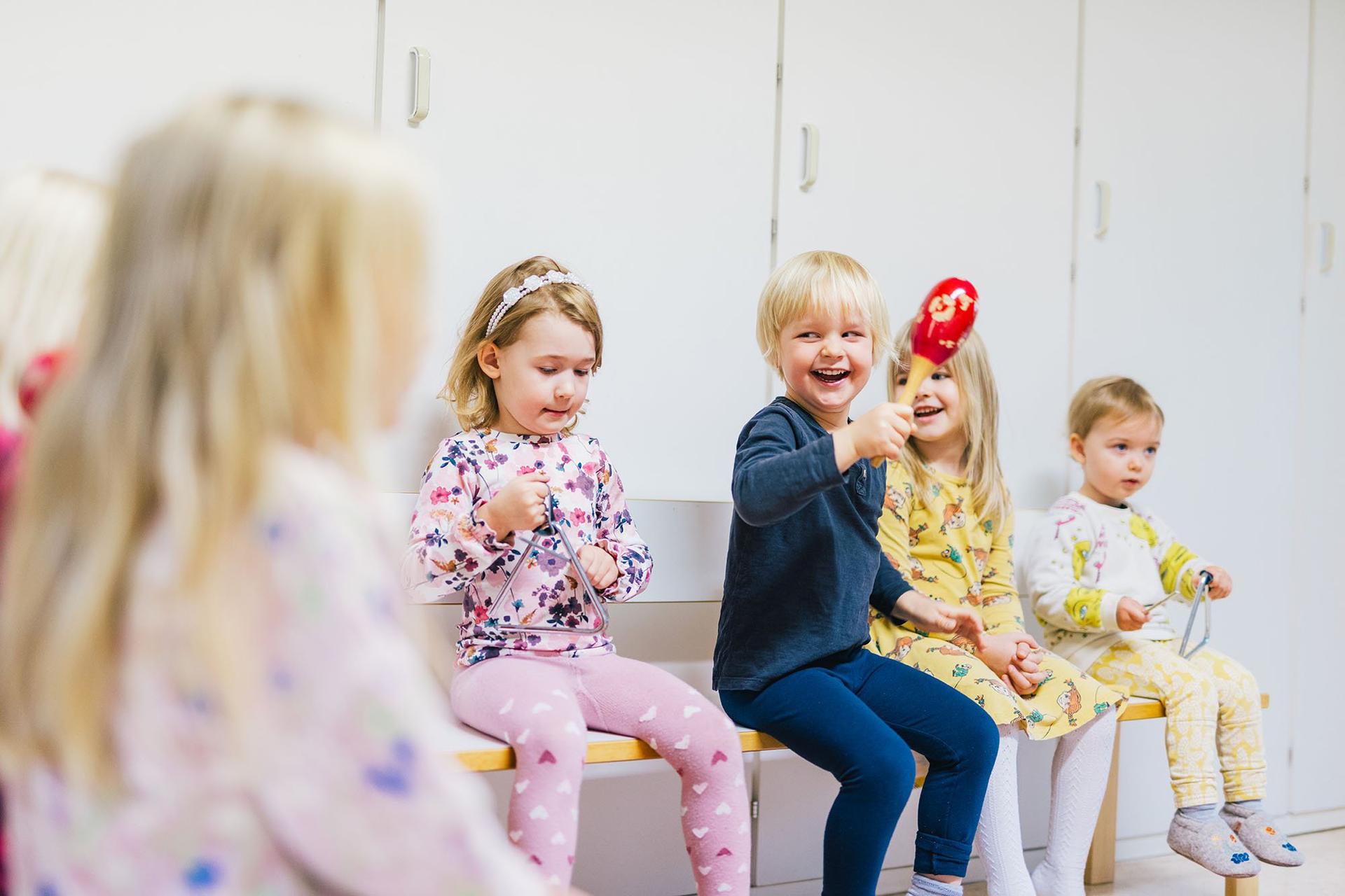 Sex barn spelar musik med olika instrument.